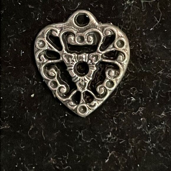 Vintage-1970s-0.75” silver tone scroll work heart charm/pendant with jump hoop - Picture 3 of 10